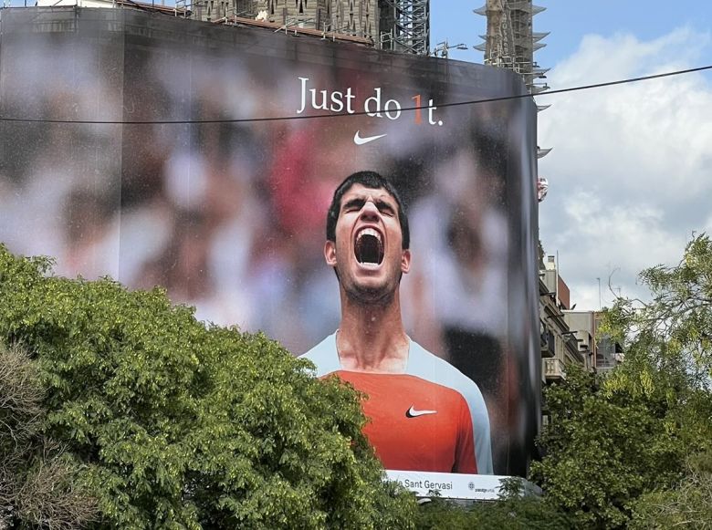 US Open - L'immense affiche de Carlos Alcaraz devant la Sagrada Familia !