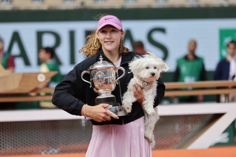 https://www.tennisactu.net/photo/news/images/ANDREEVA%20Mirra/%40rolandgarros%20mira%20victoire%20sacre.jpeg