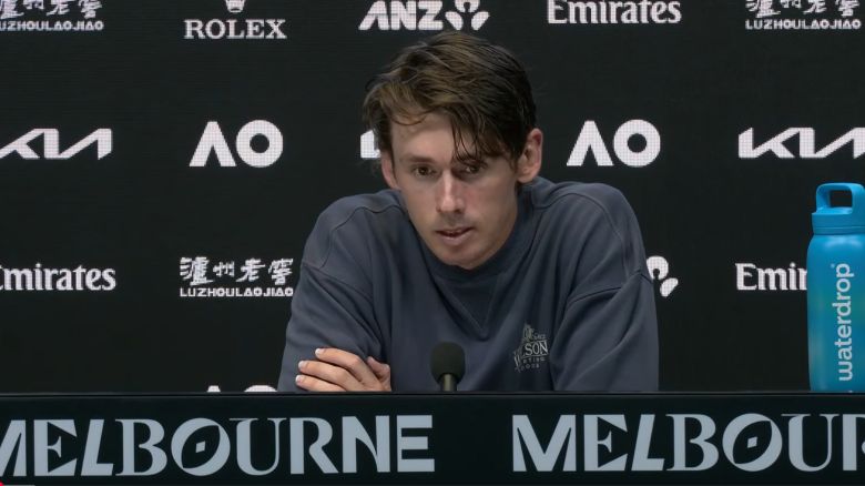 https://www.tennisactu.net/photo/news/images/DE%20MINAUR%20Alex/%40ausopen%20deminaur%202026%20qfconf.jpg