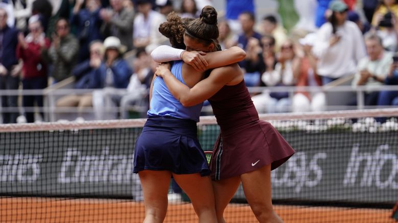 https://www.tennisactu.net/photo/news/images/ERRANI%20Sara/%40RolandGarros%20errani%20paolini%20rg25%20champion.jpg
