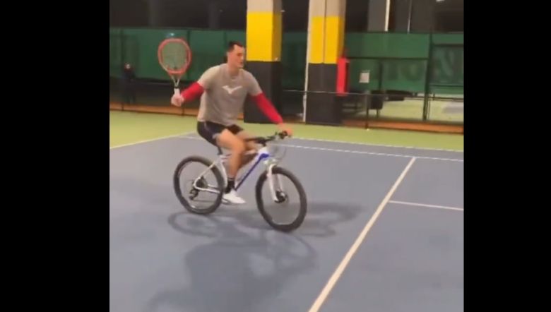 Une raquette, un vélo... Bernard Tomic invente un sport !